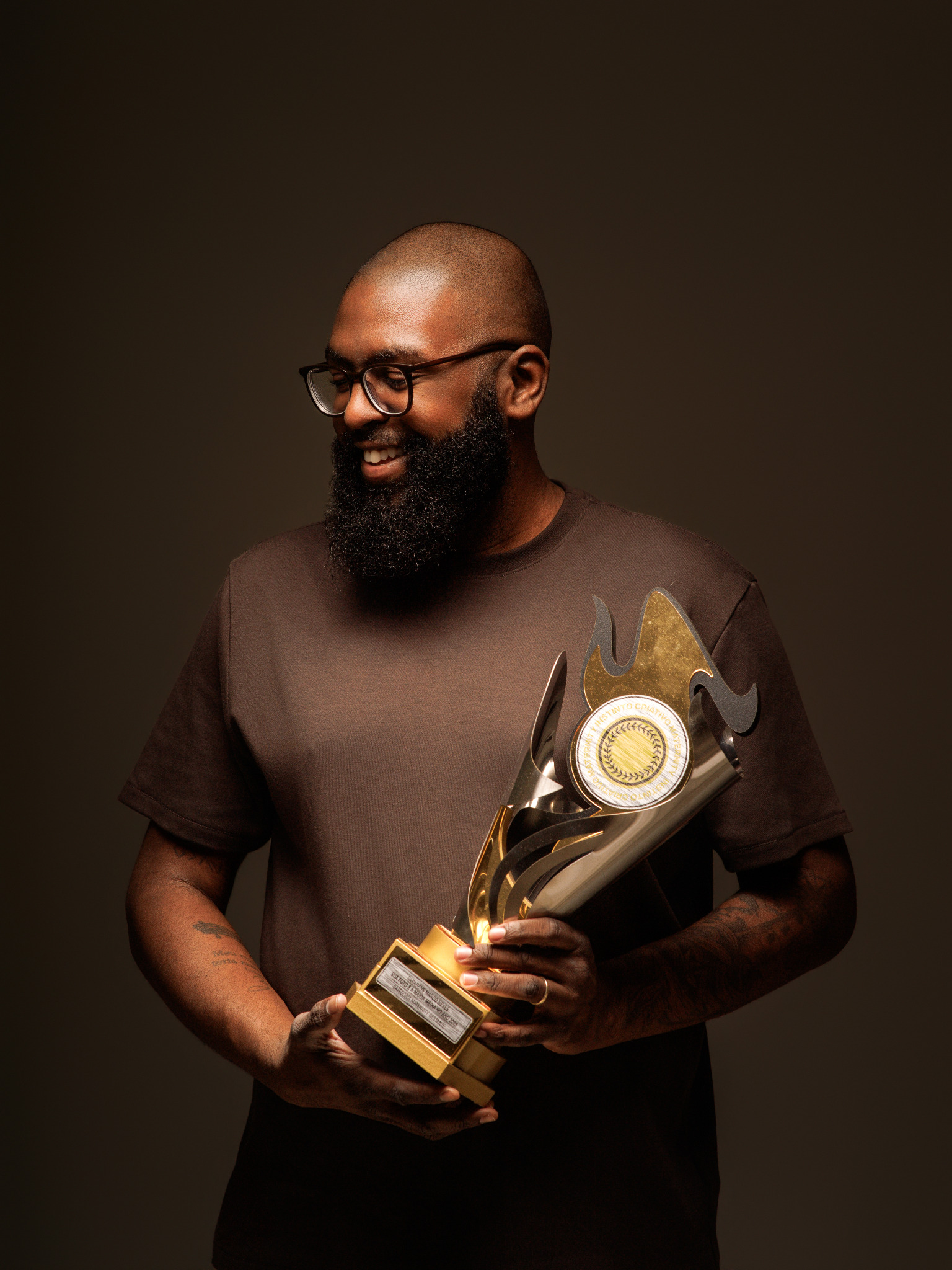 Marco Neves com troféu Instinto Criativo Maternity
